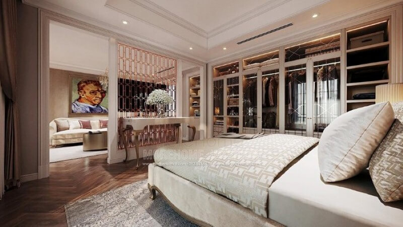 Bàn gỗ tân cổ điển kết hợp vách ngăn trang trí mạ vàng tạo nên không gian sang trọng, đẳng cấp cho phòng ngủ master cao cấp. Thiết kế phòng ngủ nhà phố