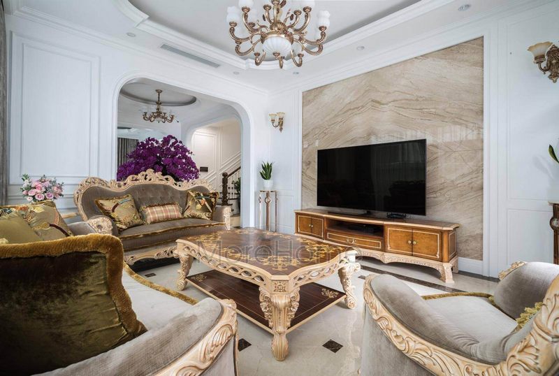 Kệ tivi cổ điển từ gỗ tự nhiên được sử dụng trong phòng khách biệt thự Imperia Hải Phòng.