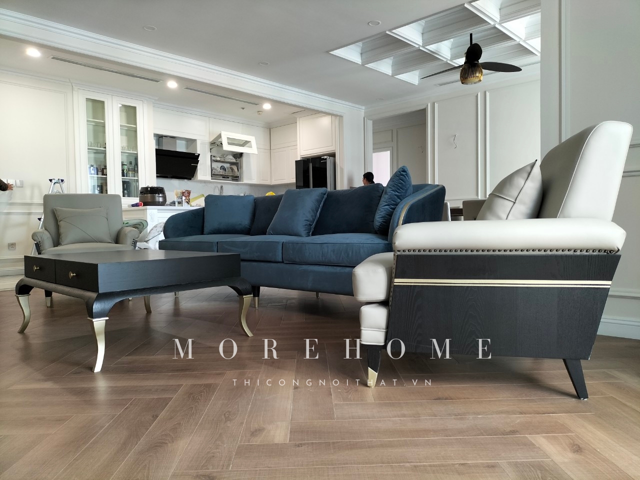 Bộ sofa tân cổ điển sử dụng hai màu để tạo nên điểm nhấn để tránh cho không gian phòng khách bị nhàm chán. Kết hợp cùng chiếc bàn trà đơn giản nhưng vẫn sang trọng, những điều này sẽ tôn lên điểm nhấn vẻ đẹp của bộ sofa.